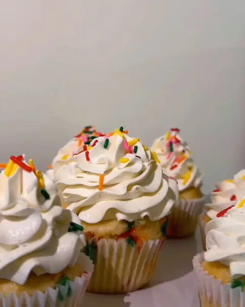 Birthday cupcakes (video cover)